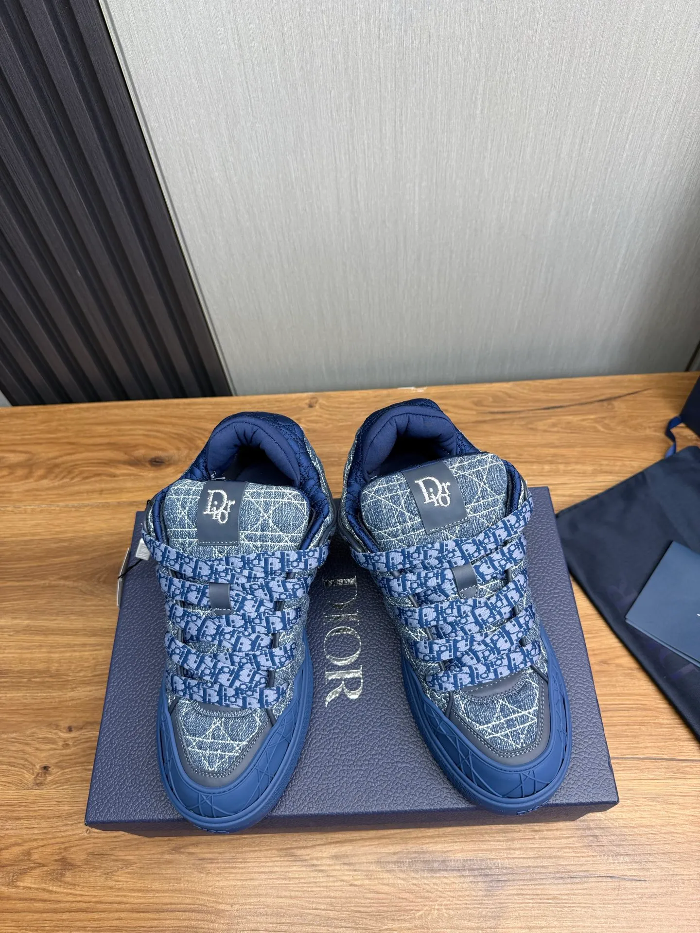 Men's shoes 💰800💰 Dior sneakers enrich the classic series with fashionable retro style. Carefully crafted, they can be paired with casual looks all year round. Dad Shoes style shoes that follow the trend of the retro market ▪️ Fabric: Original custom embroidered cowhide ▪️ Lining: Imported breathable mesh ▪️ Sole: Original molded non-slip outsole ▪️ Size: 38-45 (45 is custom-made and cannot be returned)